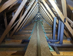 Zateplení stropu bytového domu pomocí foukané izolace